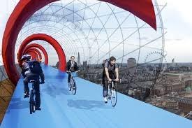 E il grande sogno di Norman Foster, archistar britannica che in questi giorni ha presentato Skycycle, un progetto avveniristico che potrebbe cambiare radicalmente il modo di vivere e di viaggiare