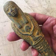 discendenza divina del sovrano venisse esaltata in ogni rappresentazione. Ushabti, 350 a.c. (Luxor Company, Inghilterra) Nel corredo funerario di faraone e alti dignitari, venivano