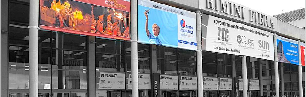 SALONE DELL'ACCOGLIENZA TELI INGRESSO SUD E EST SOUTH AND EAST ENTRANCE BANNERS VISIBILITÀ DEL MARCHIO AZIENDALE SUI TELI POSIZIONATI SULLE COLONNE DELL INGRESSO SUD E EST.