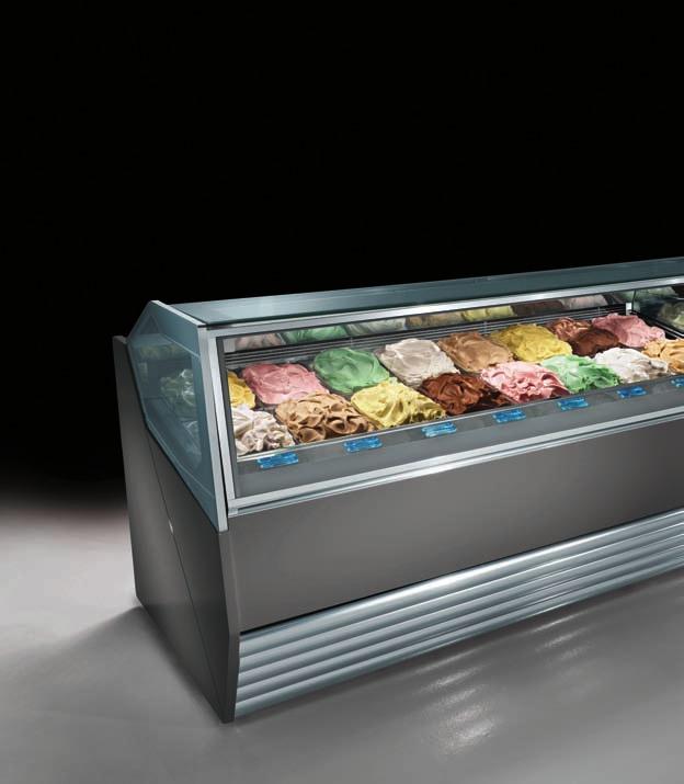 KXA KXA dedicata al gelatiere professionale: disponibile in 4 moduli lineari e 3 angolari, in due differenti altezze, h 1151 mm (visibile in foto) e h 1351 mm.