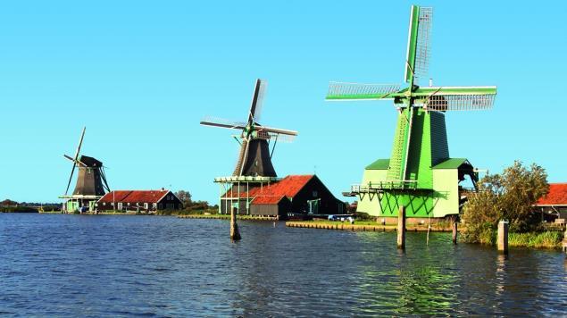 Volendam e Marken, il villaggio che sembra una cartolina vivente con mulini a vento, casette di pescatori da tetta a