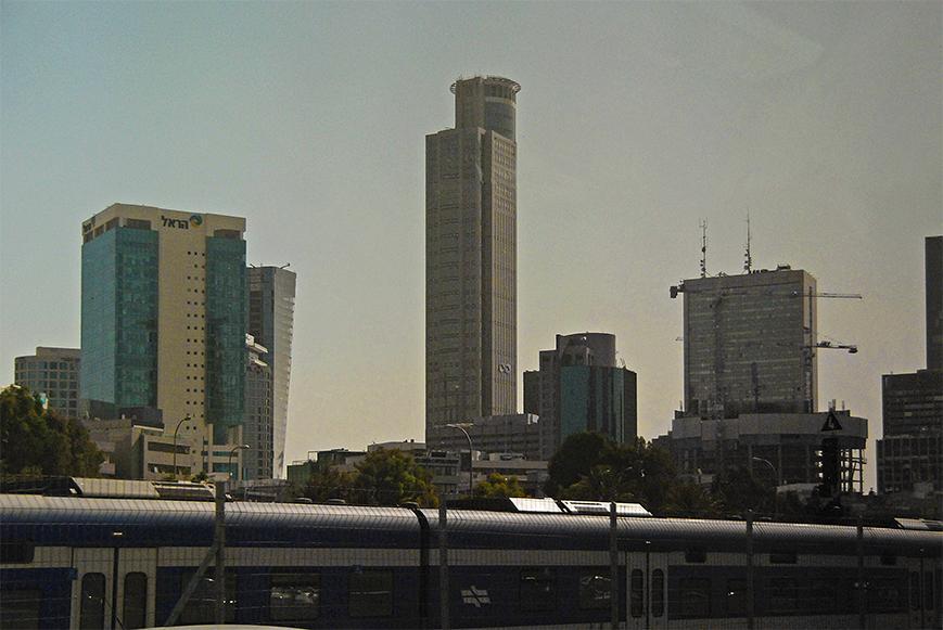 La Terrasanta in 10 immagini 1.3 Le città ebree sono in prevalenza nuove: grattacieli e superstrade. Questa è Tel Aviv.