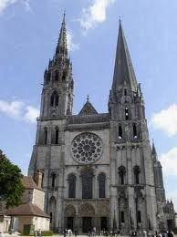 L edificio simbolico di questa rinnovata attività costruttiva fu la cattedrale.
