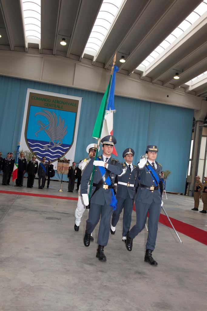 10.57 Fa ingresso la Bandiera d Istituto del Centro di Aviazione e si inserisce nello schieramento.