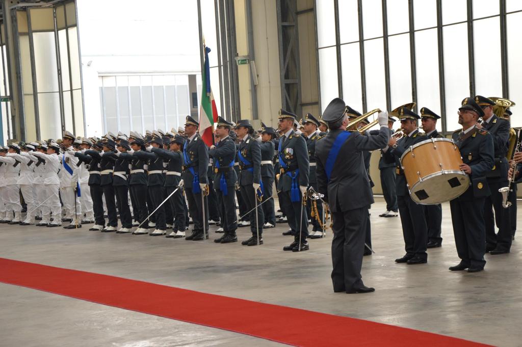 11.32 Il Battaglione di formazione presenta gli onori alla Bandiera d Istituto del Centro di