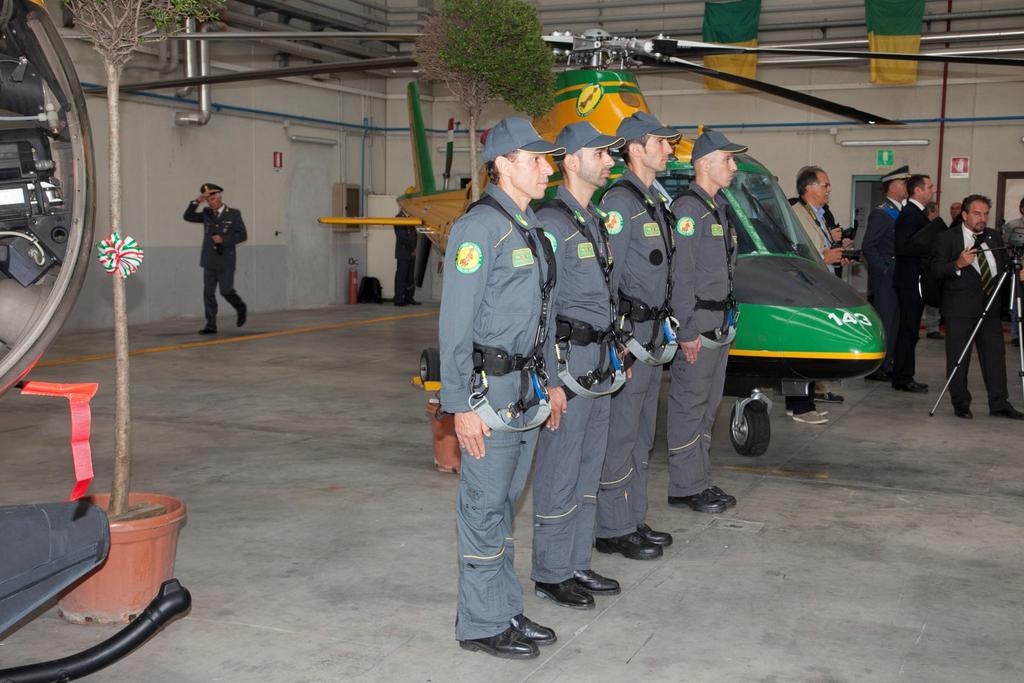 A sinistra delle tribune - 4 militari aerosoccorritori in servizio