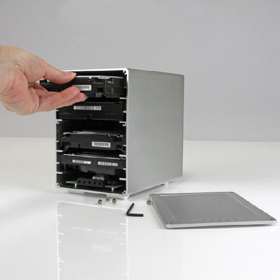Posizionare le staffe di montaggio per HDD su ciascuno dei dischi rigidi da 3,5", prelevandole dai