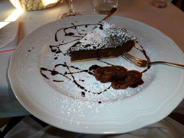 Castagnaccio e castagnola torta con castagnaccio, fichi al forno e cioccolato fondente Il frutto presepiale che soddisfa la fame ancestrale, il ricordo ancestrale.