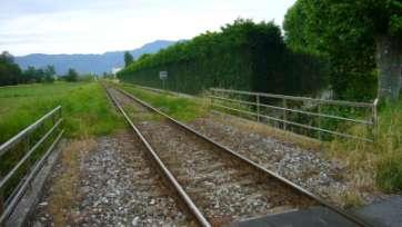 parallelamente alla linea ferroviaria fino al raggiungimento della