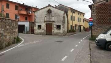 ciclabile realizzata in sede propria. Attraversamento strettoie promiscuo con veicoli. Presenza di parcheggi lato strada.