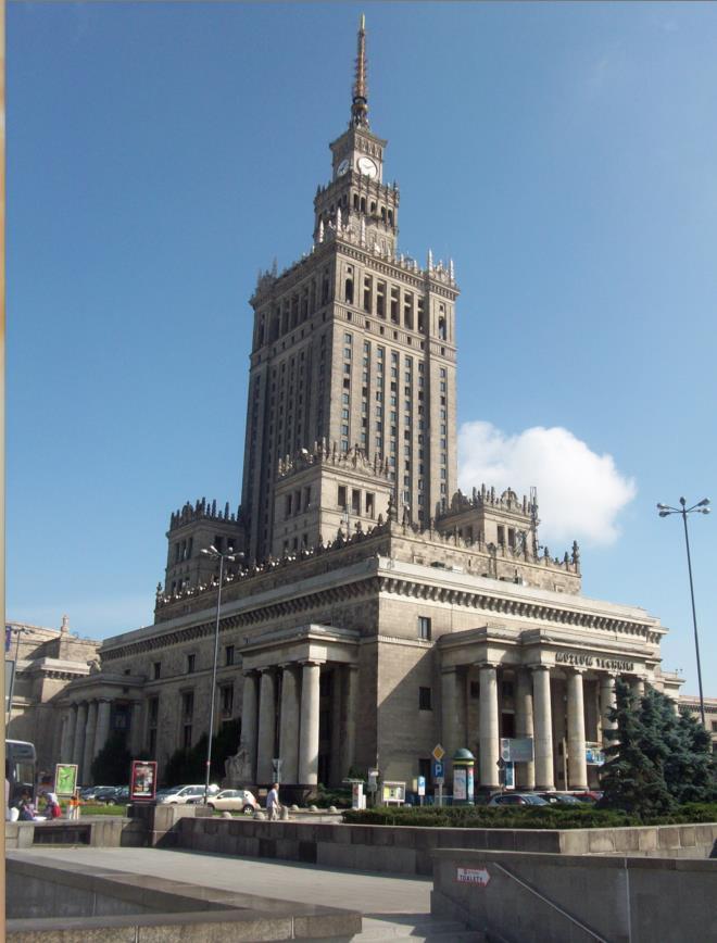 IL Palazzo della Cultura e della Scienza E' il palazzo piu alto della Polonia,237 metri e 42 piani,fu donato alla Polonia dall'unione Sovietica e venne progettato da Lev Vladimirovi Rudnev tra il