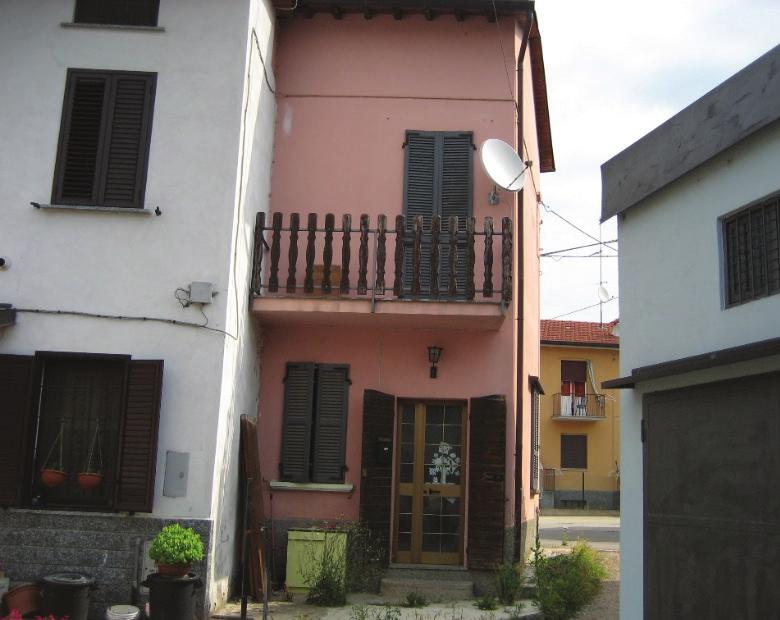 giardino (quest ultimo estraneo alla procedura), con accesso tramite scala esterna al cortile interno, appartamento composto da locale soggiorno con camino, cucina a vista e bagno al piano primo ed