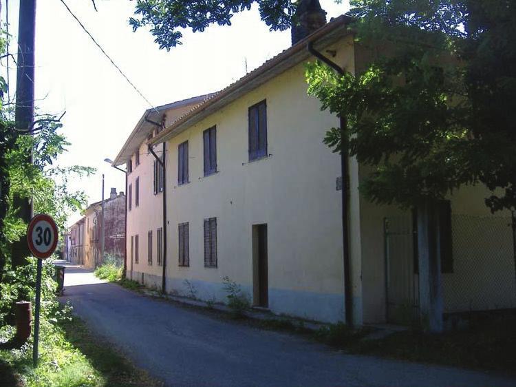 cantinetta nel sottotetto; b) quota di 2/36 di locale comune: posto al piano terra composto da ampio soggiorno, una piccola cucina ed un ripostiglio, con pertinenza una cantina posta al piano