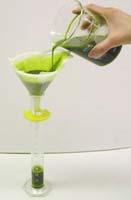 Si procede quindi alla filtrazione trasferendo la soluzione di clorofilla in una beuta attraverso un imbuto filtrante.