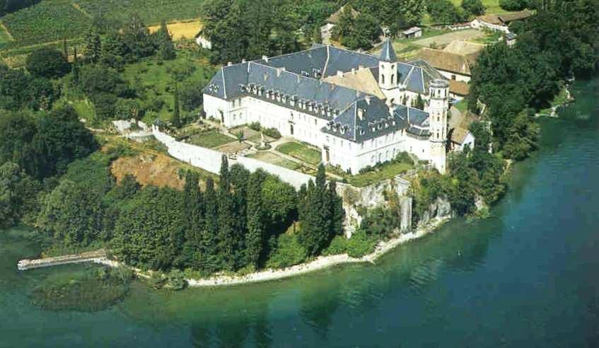 La splendida Abbazia benedettina di Hautecombe, in Alta Savoia, è affacciata sul lago di Bourget il lago naturale più grande di