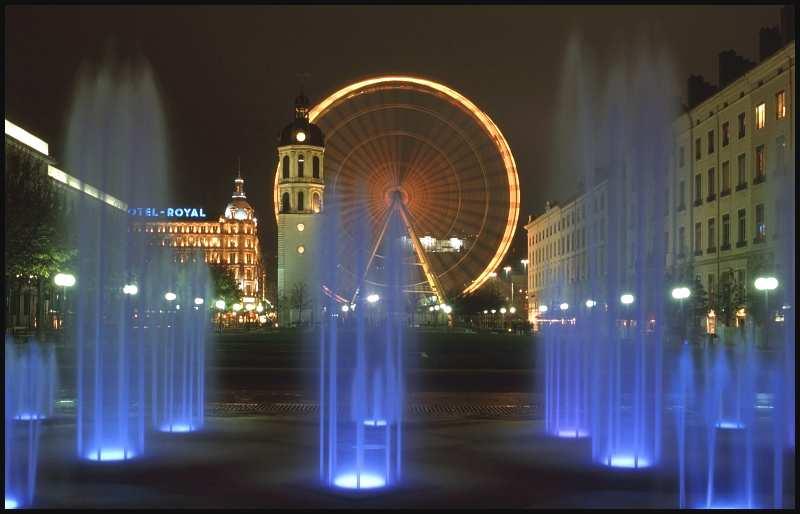 La Ville Lumière (o Festa delle Luci) è una sfavillante manifestazione che si svolge ogni anno a Lione: Per 4 giorni la città viene ridisegnata con giochi di luce, creazioni luminose estemporanee,