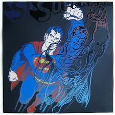 Anzi Superman continua a ripetere POP ART, POP ART, POP ART poi di scatto si ferma, guarda Simone e poi inizia a correre con il braccio alzato proprio come Superman.