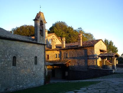 Romualdo; oltre alla chiesa e alla cappella con terrecotte invetriate dei Della Robbia, sono presenti venti celle