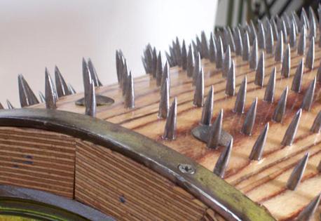 Guarnizioni metalliche del tamburo sfilacciatore Il principio di funzionamento delle macchine di sfilacciatura non è cambiato nel tempo e la principale innovazione nella macchina risiede nella