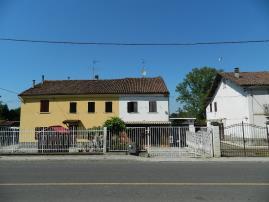 4 dalla città, vendesi casa Con: p. terra ingresso sul soggiorno, cucina, camera da pranzo, bagno.