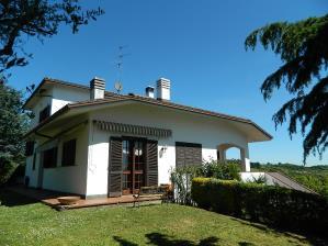 Bartolomeo, in splendida posizione panoramica vendesi villa padronale con mq. 300 di civile abitazione.