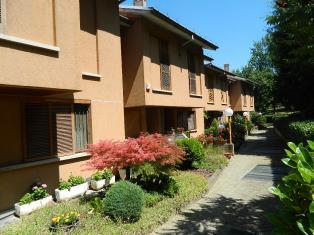 Euro 250,00 mensili. I.P.E. 409,20 KWH/M2 Nel rione Pista affittasi alloggio arredato cn ingresso, sala,