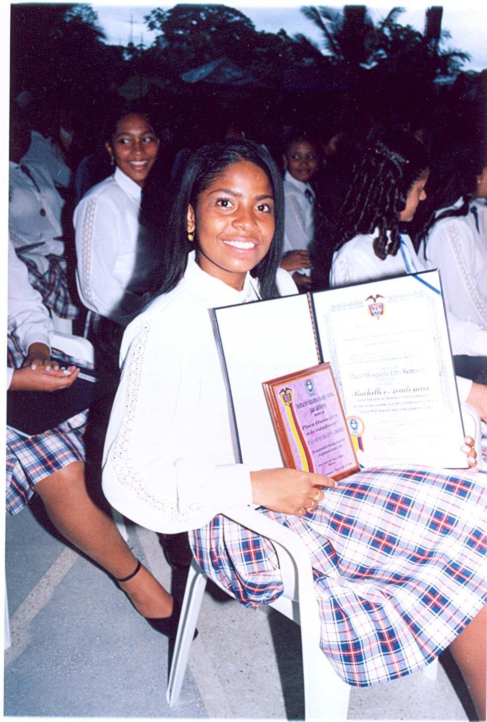 Questa ragazza insieme al diploma ha ricevuto un certificato di merito per aver ottenuto la votazione più