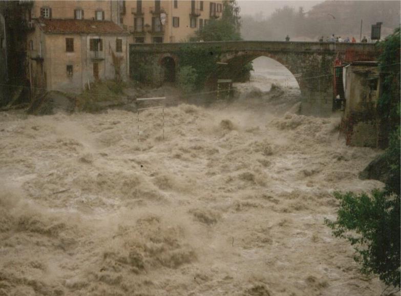 ALLUVIONE DEL 14, 15 e 16 OTTOBRE 2000 Ponte sulla DORA BALTEA a IVREA ATIVA Autostrada Tori o Ivrea Valle d Aosta