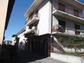 82, al 4 piano ingresso, soggiorno con angolo cottura, disimpegno e bagno, camera, balcone, al 5 piano locale sgombero, oltre box di mq. 13. Prezzo base Euro 126.000,00.