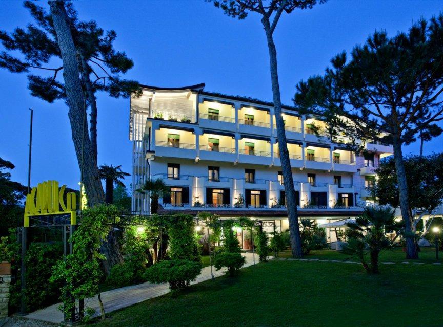 ARRIVO ALLA STRUTTURA L Hotel Acapulco si trova in prossimità del lungomare di Forte dei Marmi, stazione climaticobalneare, ed uno dei centri