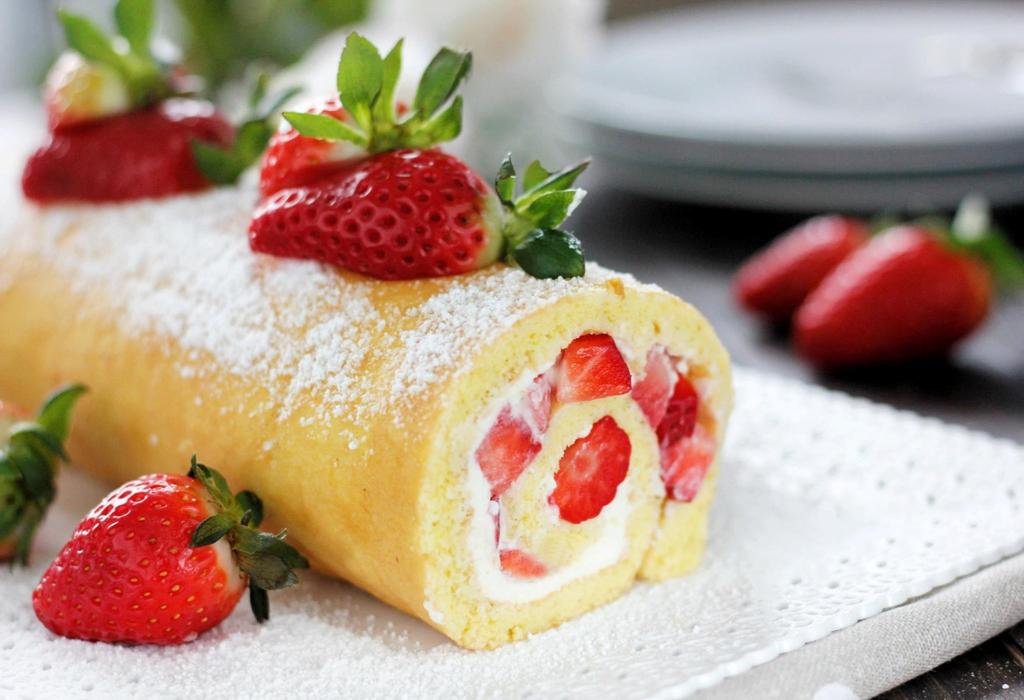 Rotolo alle fragole con crema al mascarpone Il Rotolo alle fragole con crema al mascarpone è dolce goloso e fresco realizzato con la pasta biscotto farcita con una deliziosa crema al mascarpone e le