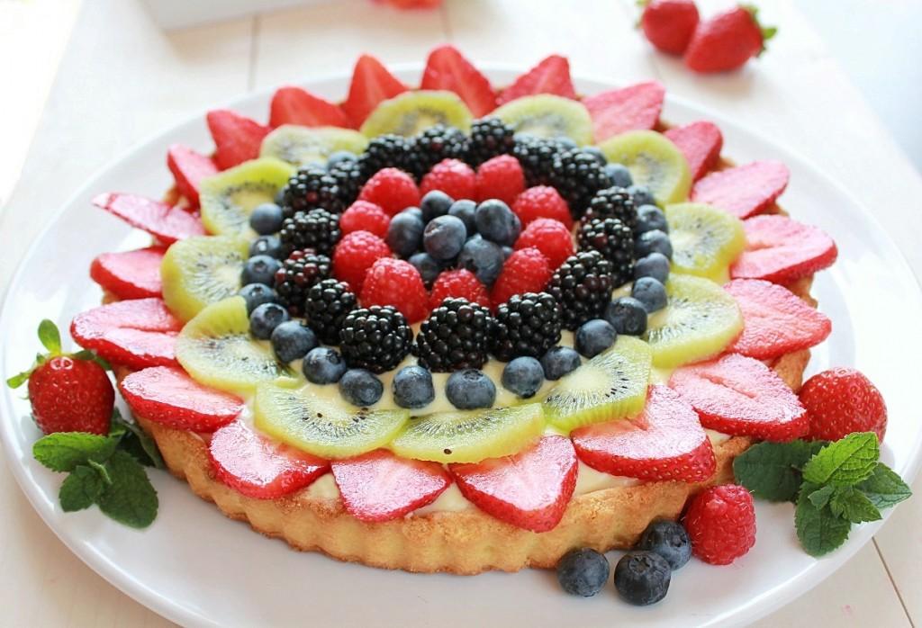 Guarnite la crostata con la frutta lavata e asciugata su