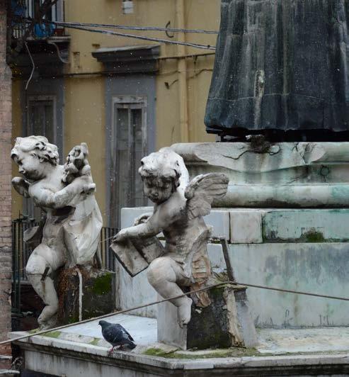 Del primo progetto di Cosimo Fanzago restano solo i quattro angioletti marmorei, realizzati da Andrea Falcone.
