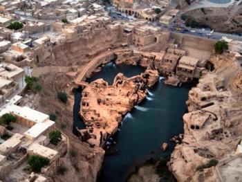Sosta nella città di Shushtar con passeggiata al complesso dei mulini ad acqua: un arco di cascate, alimentate da corsi d acqua artificiali con 14 pale che fanno girare altrettante macine.