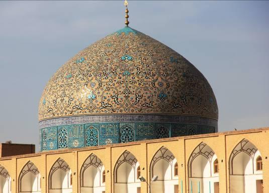 una varietà di farsi scomparsa ormai da secoli dal resto del paese. Arrivo a Isfahan in serata. Cena e pernottamento in hotel.