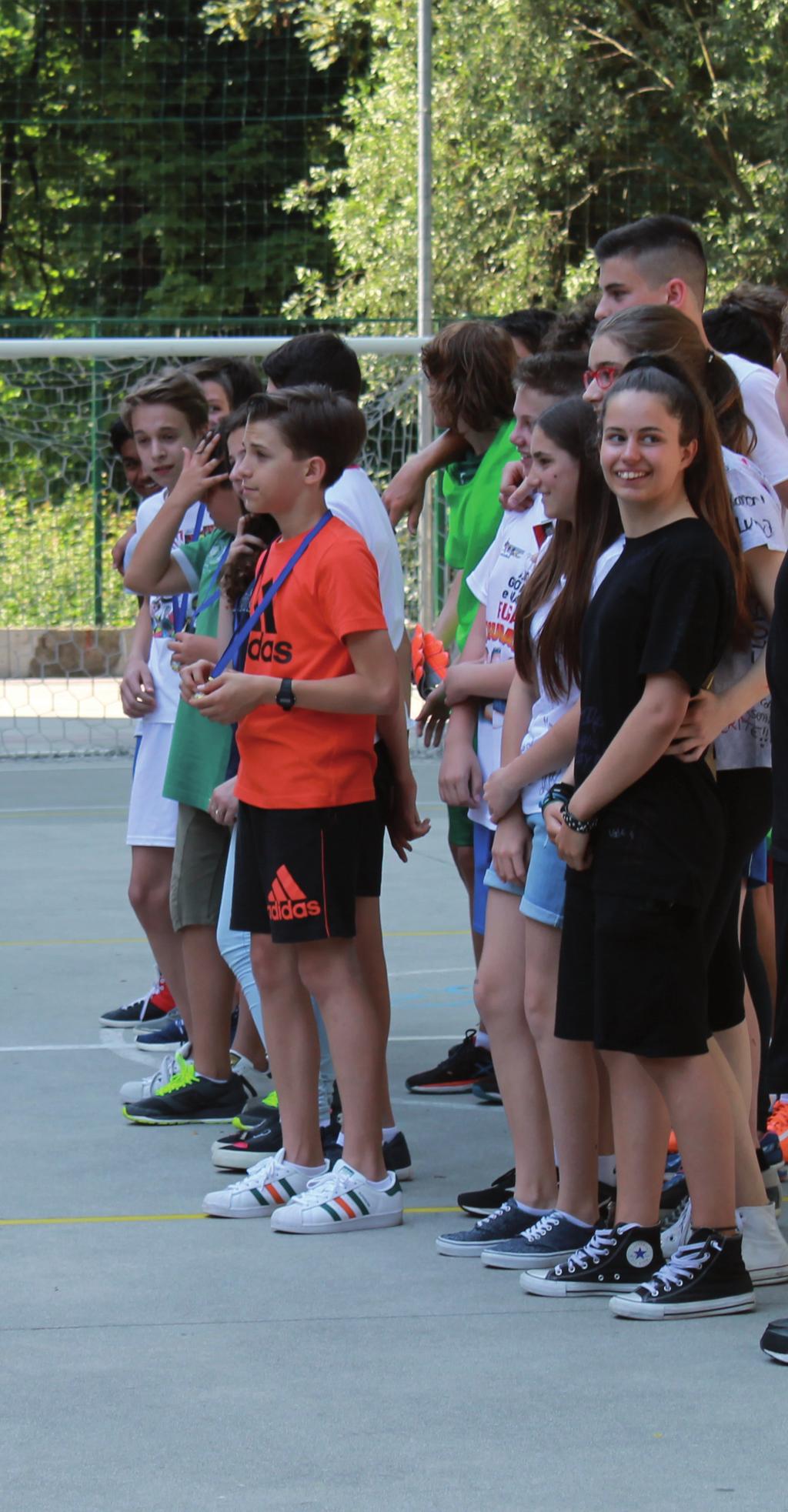 Scienza e sport Orienteering: Progetto Per non perdere la bussola Uno sport che fa muovere gambe e cervello associando diverse competenze: - Sapersi orientare con disinvoltura in ambienti familiari