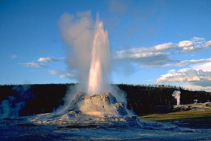 Il vulcanesimo secondario I geyser sono getti intermittenti di