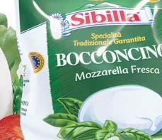 Cubettate la mozzarella sgocciolata e avvolgetela con le