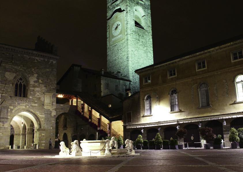 Location Piazza Vecchia, nel cuore di Città Alta a Bergamo diventa il p a l c o s c e n i c o e s c l u s i v o d i a r t i s t i e m e r g e n t i a l i v e l l o internazionale, il trampolino di