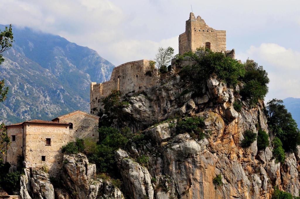 PAESI D IRPINIA COMUNE DI CALABRITTO Quaglietta: una roccia abitata dalla storia Il Comune di Calabritto e unico proprietario di Quaglietta un insediamento medievale posto sulla sommita di una rocca.