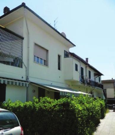 E presente inoltre un box auto di mq. 12 dotato di accesso sia dalla corte a comune del fabbricato condominiale che direttamente dal resede della proprietà in oggetto. Prezzo base Euro 331.100,00.