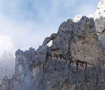 Crinale roccioso che porta verso Cima Sappada e Forni Avoltri. QUANDO La formazione di questo grande buco nella roccia potrebbe, con ogni probabilità, risalire a circa 18.