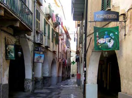 Cairo Montenotte Valle Bormida di Spigno Passeggiare sotto i portici Il centro storico di Cairo è molto accogliente, tra i meglio conservati e vitali della regione, con le sue case colorate, i