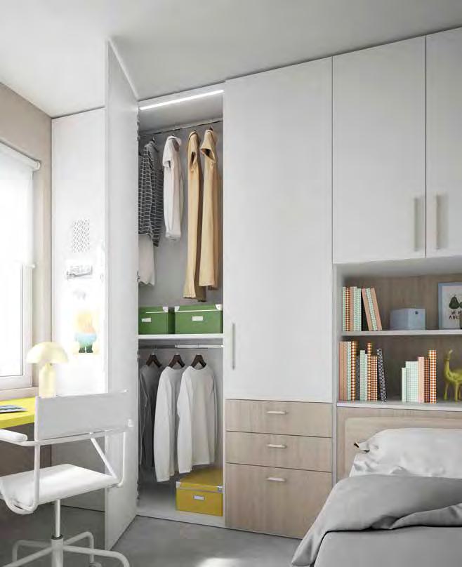 LETTI A TERRA 0 5 Armadio corner aperto, attrezzato internamente di tubi appendiabiti e illuminazione. Corner wardrobe open, with internal hanging rods and lighting.