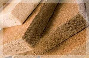 2.2. PARETI PERIMETRALI I tamponamenti perimetrali delle case in legno fisse e mobili sono composte da un telaio portante in lamelle di abete 17x6,5 rivestite da due pannelli in legno da 20 mm.