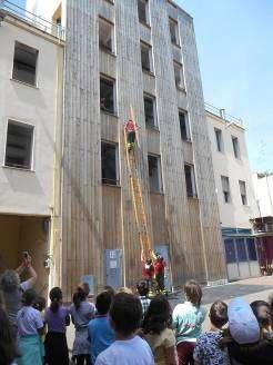 Alcuni vigili hanno montato la scala di legno per arrivare al quinto piano del palazzo, sembrava