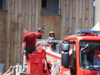 Al fine hanno portato l autoscala e con il cestello possono arrivare ai rami degli alberi per tagliarli e salire fino