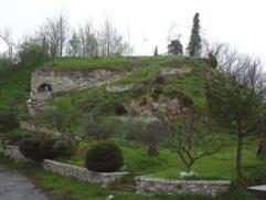 Ruderi della rocca di Tornano quel luogo di subordinazione e di confino aumenta ogni giorno sempre più il suo profondo deperimento.