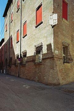 Ghiaggiolo: resti della rocca Cesena: Palazzo Locatelli (ex Palazzo Tiberti) di epoca malatestiana, unico esempio superstite di Casa-Torre niosi atti di saccheggio, uccidendo chiunque fosse della