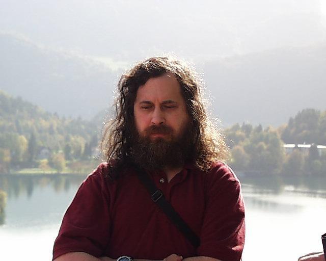 Gnu cenni storici Nel 1984, uno smanettone del MIT, un tale STALLMAN, decide di iniziare a scriversi uno UNIX libero, ovvero SENZA LICENZA, o con Una licenza libera.